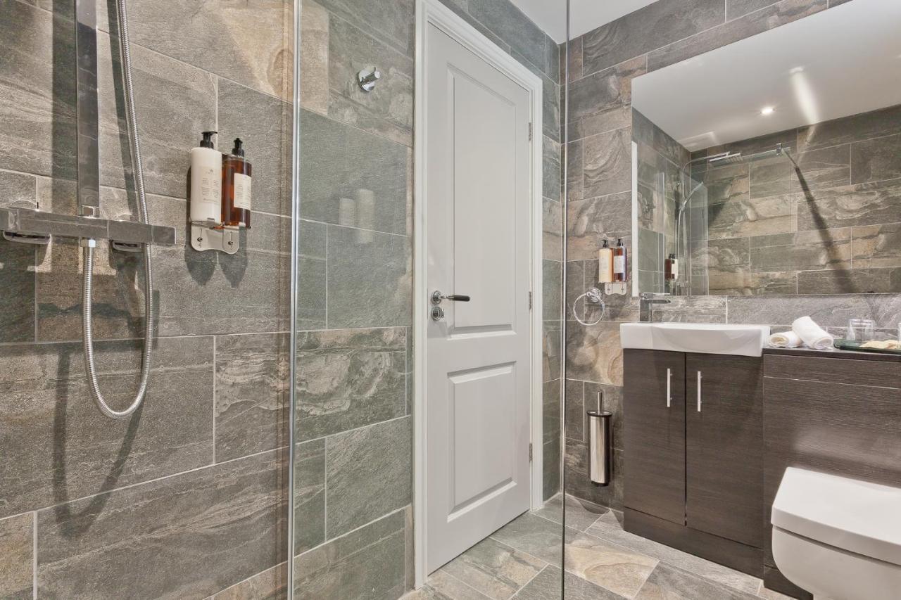 The Mews Boutique Deluxe Apartments, Sleep 2-6 People , Central Location, Free Parking Windermere Dış mekan fotoğraf