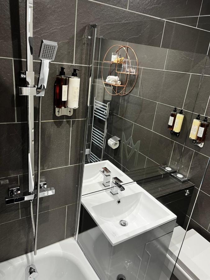 The Mews Boutique Deluxe Apartments, Sleep 2-6 People , Central Location, Free Parking Windermere Dış mekan fotoğraf